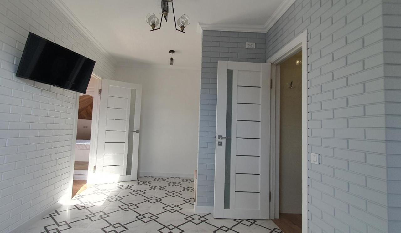 Апартаменти - Історія З Вікна Kamianets-Podilskyi Ngoại thất bức ảnh