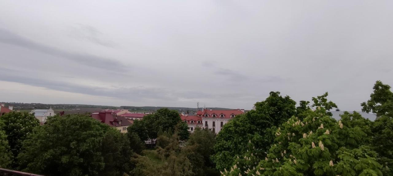 Апартаменти - Історія З Вікна Kamianets-Podilskyi Ngoại thất bức ảnh