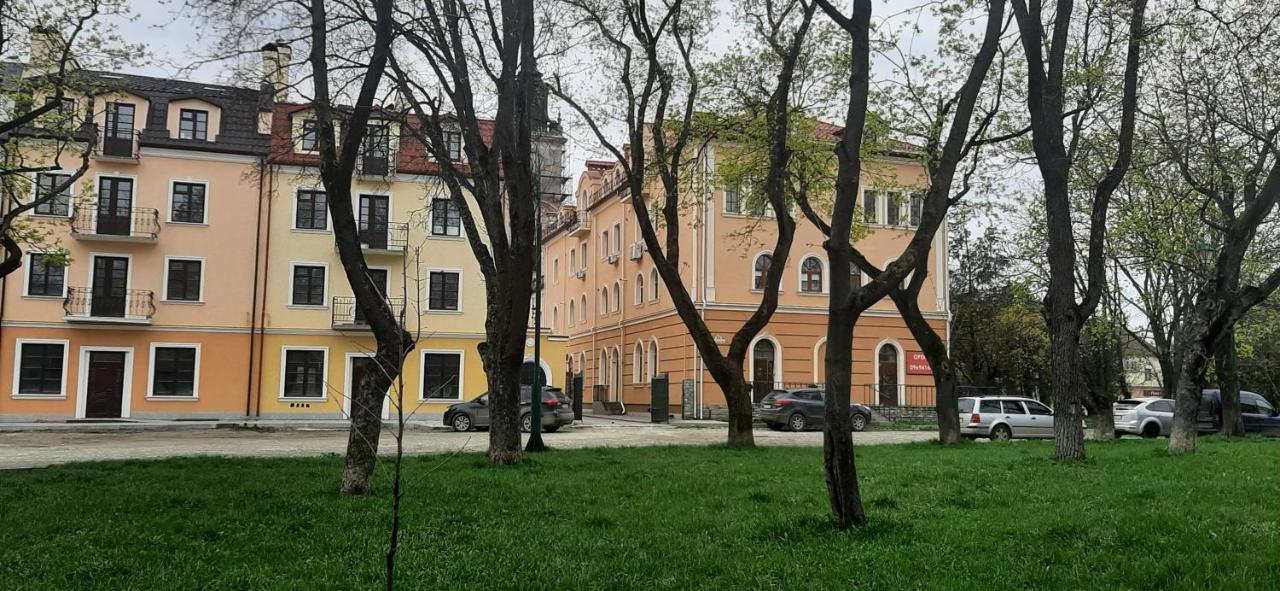 Апартаменти - Історія З Вікна Kamianets-Podilskyi Ngoại thất bức ảnh
